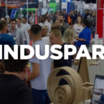 Imagem promocional da Induspar 2025, ilustrando robôs, automação e dados digitais, representando a feira de tecnologias para Indústria 4.0 em Curitiba, relevante para a engenharia brasileira.