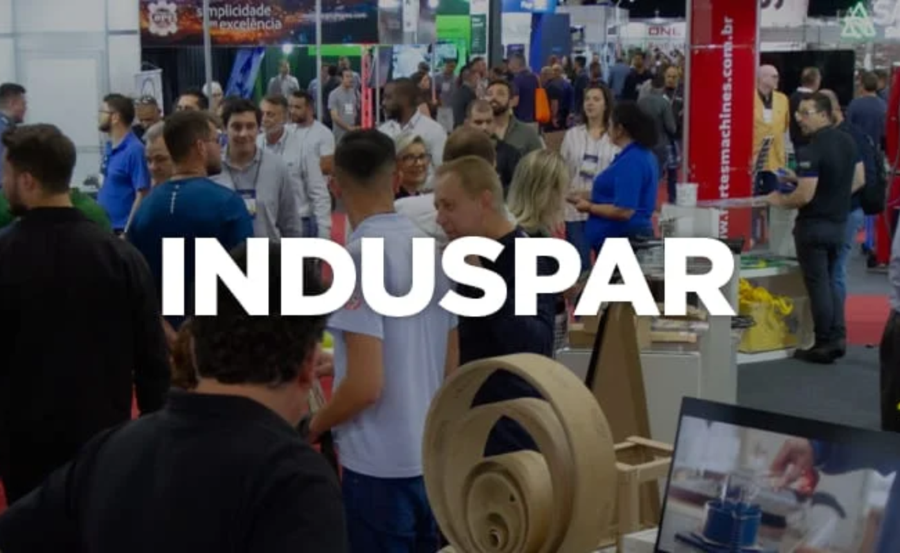 Imagem promocional da Induspar 2025, ilustrando robôs, automação e dados digitais, representando a feira de tecnologias para Indústria 4.0 em Curitiba, relevante para a engenharia brasileira.