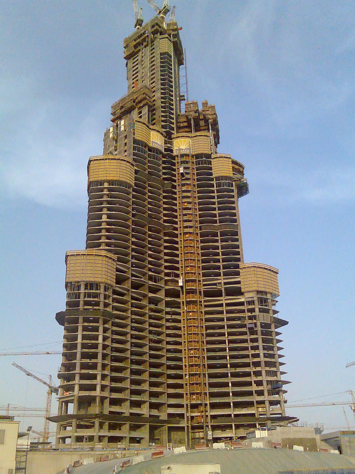 Burj Khalifa em agosto de 2006, a torre já domina o horizonte do deserto de Dubai