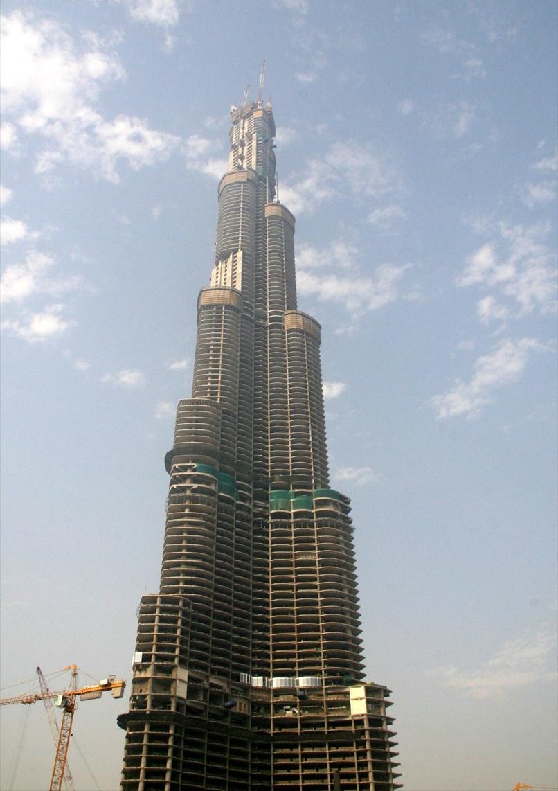 Burj Khalifa em construção em junho de 2007, já o edifício mais alto do mundo em construção