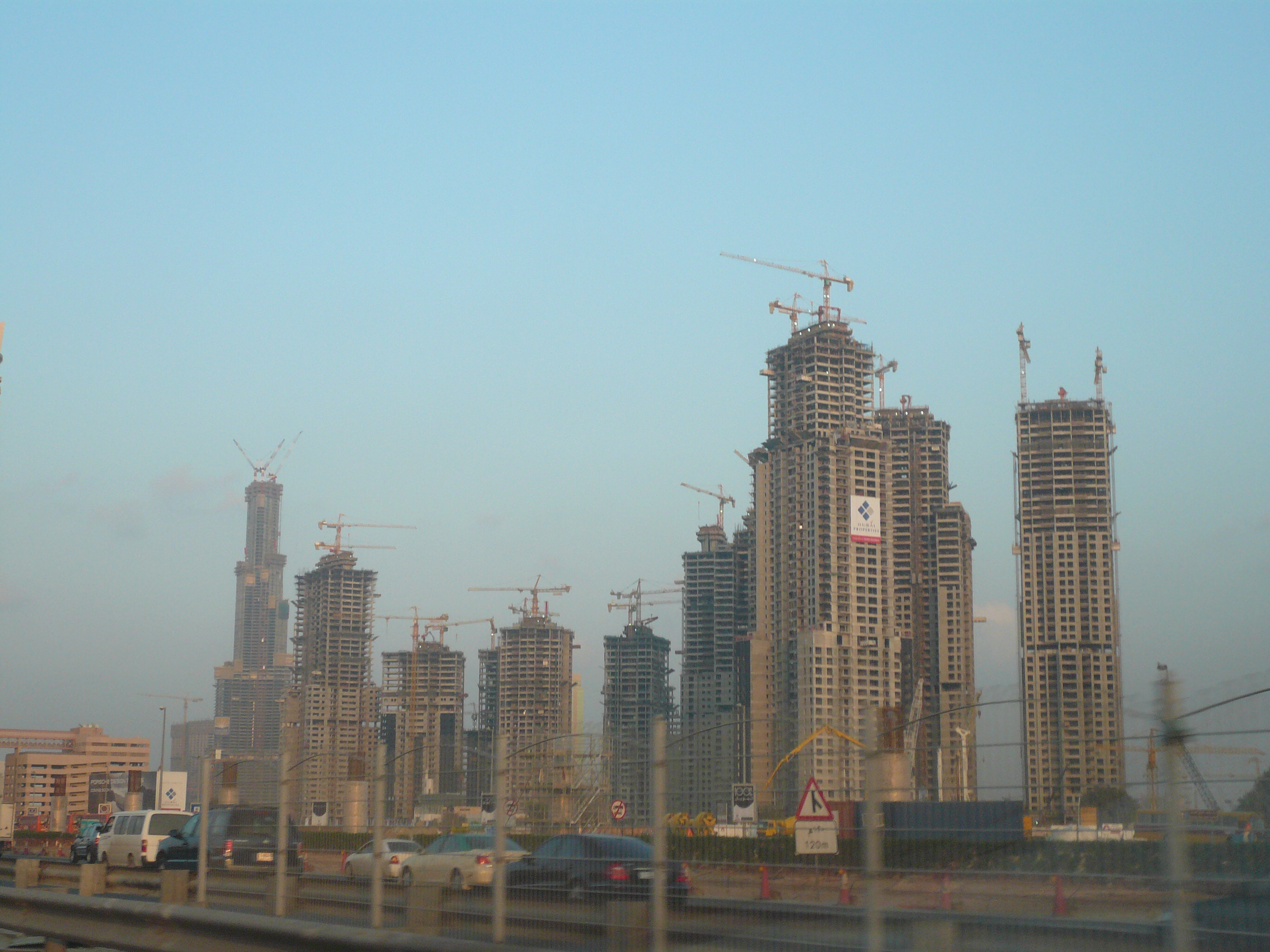 Vista aérea da construção simultânea do Burj Khalifa em 2007, escala massiva da obra