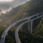 Capa editorial da Rodovia dos Imigrantes na Serra do Mar