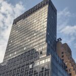 Edifício 235 East 42nd Street, antiga sede da Pfizer em Midtown Manhattan, Nova York — foto de 2025 antes do incidente estrutural