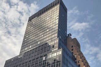Edifício 235 East 42nd Street, antiga sede da Pfizer em Midtown Manhattan, Nova York — foto de 2025 antes do incidente estrutural