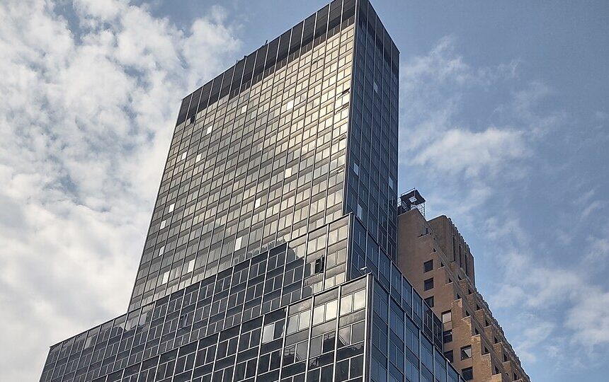 Edifício 235 East 42nd Street, antiga sede da Pfizer em Midtown Manhattan, Nova York — foto de 2025 antes do incidente estrutural