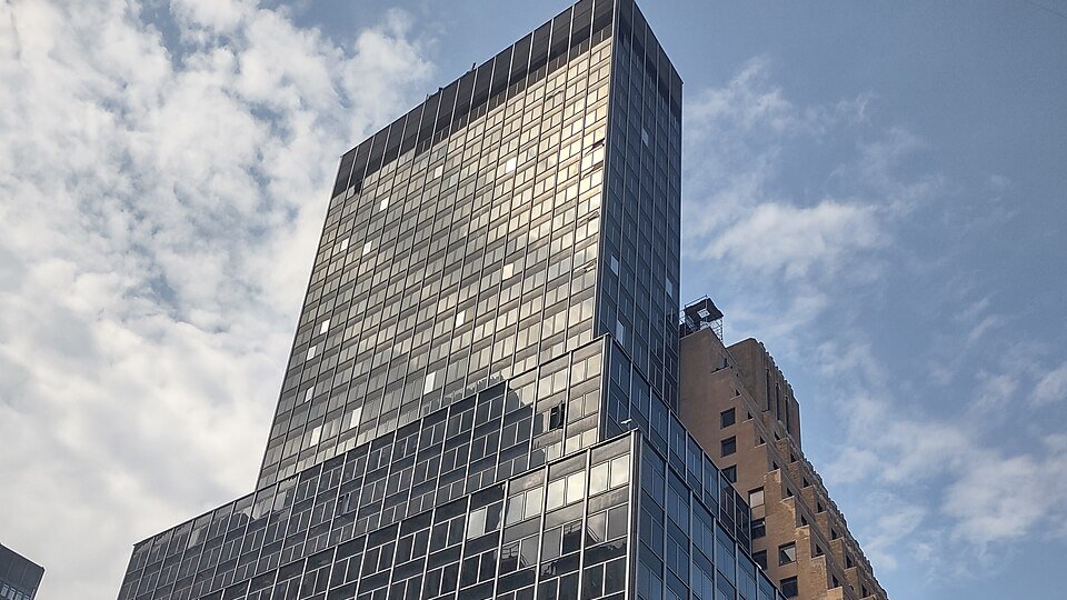 Edifício 235 East 42nd Street, antiga sede da Pfizer em Midtown Manhattan, Nova York — foto de 2025 antes do incidente estrutural