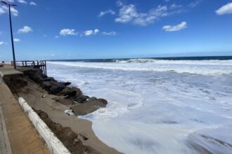 Elevação do nível do mar na Praia de Maricá - impactos das mudanças climáticas na costa brasileira