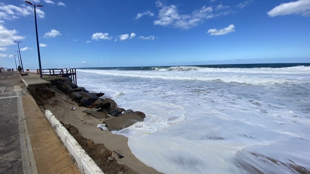 Elevação do nível do mar na Praia de Maricá - impactos das mudanças climáticas na costa brasileira