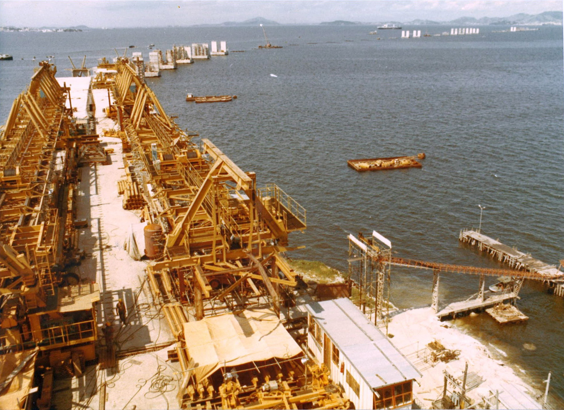 Montagem da estrutura metalica da Ponte Rio-Niteroi