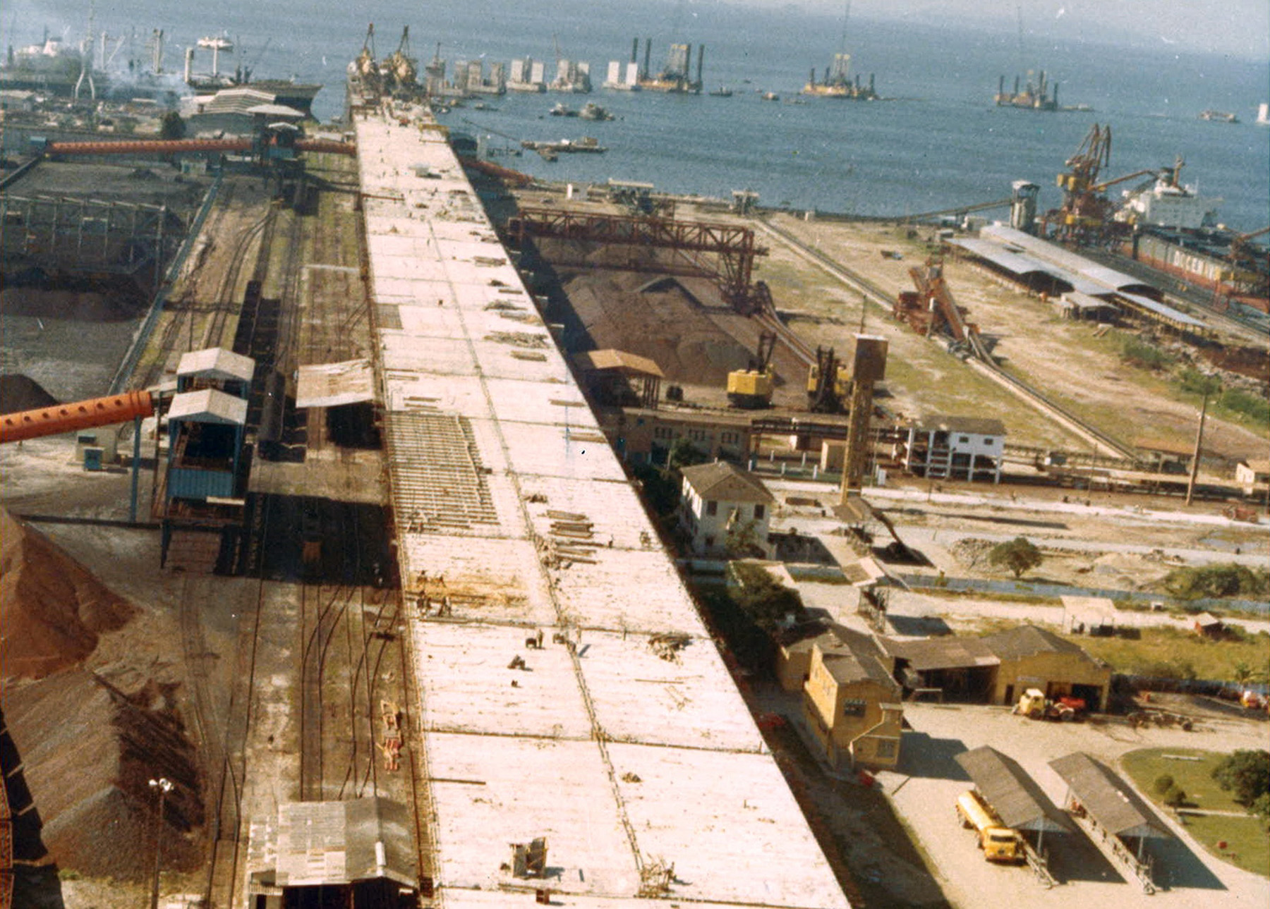 Obras maritimas na construcao da Ponte Rio-Niteroi