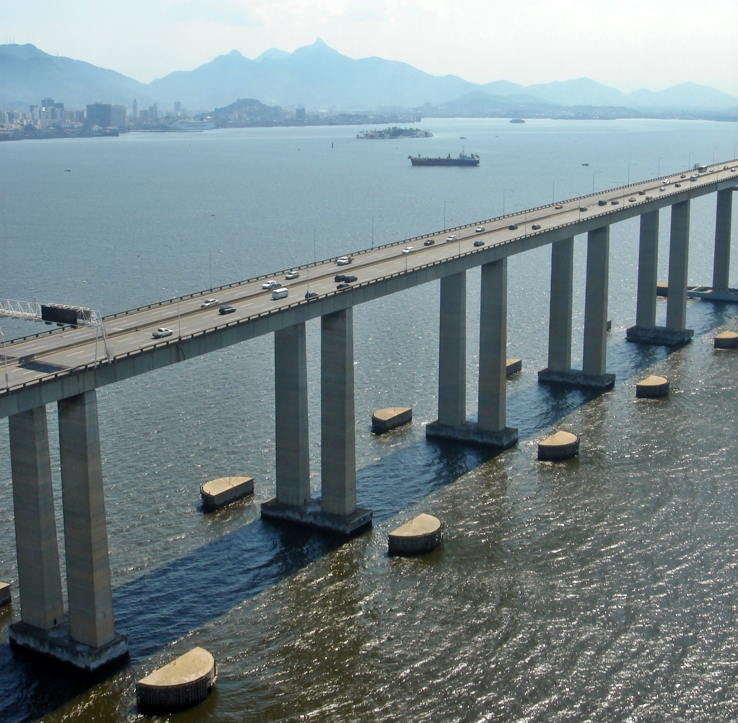 Vista aerea da Ponte Rio-Niteroi